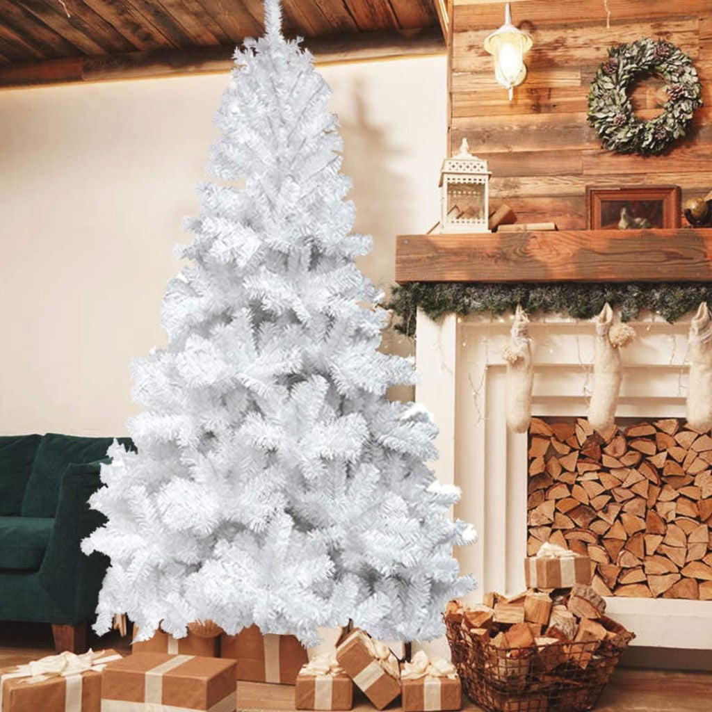 Árvore de Natal branca Boreal em sala rústica com lareira, meias e presentes embrulhados