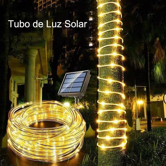 Luz LED solar de Natal Solaris em luz quente, em rolo e enrolada em um tronco, com painel solar